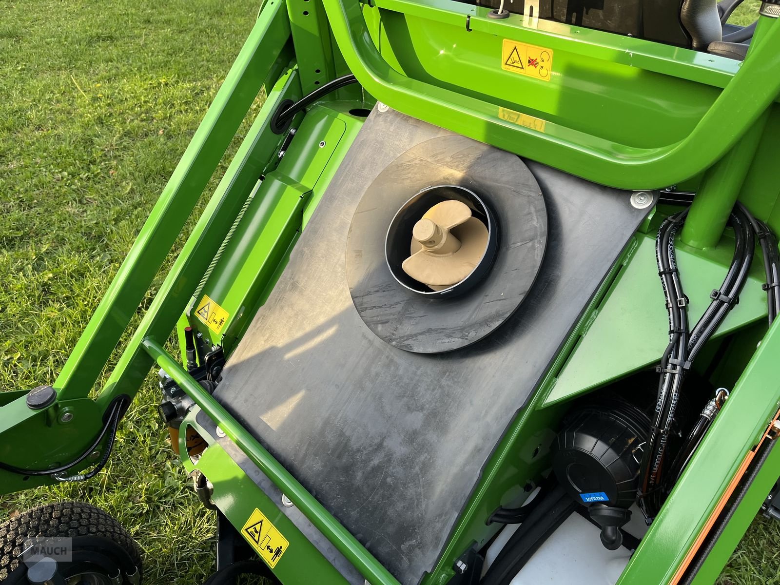 Rasentraktor des Typs Amazone Profihopper PH 1250 Hochentleerer, Diesel, Neumaschine in Burgkirchen (Bild 29)