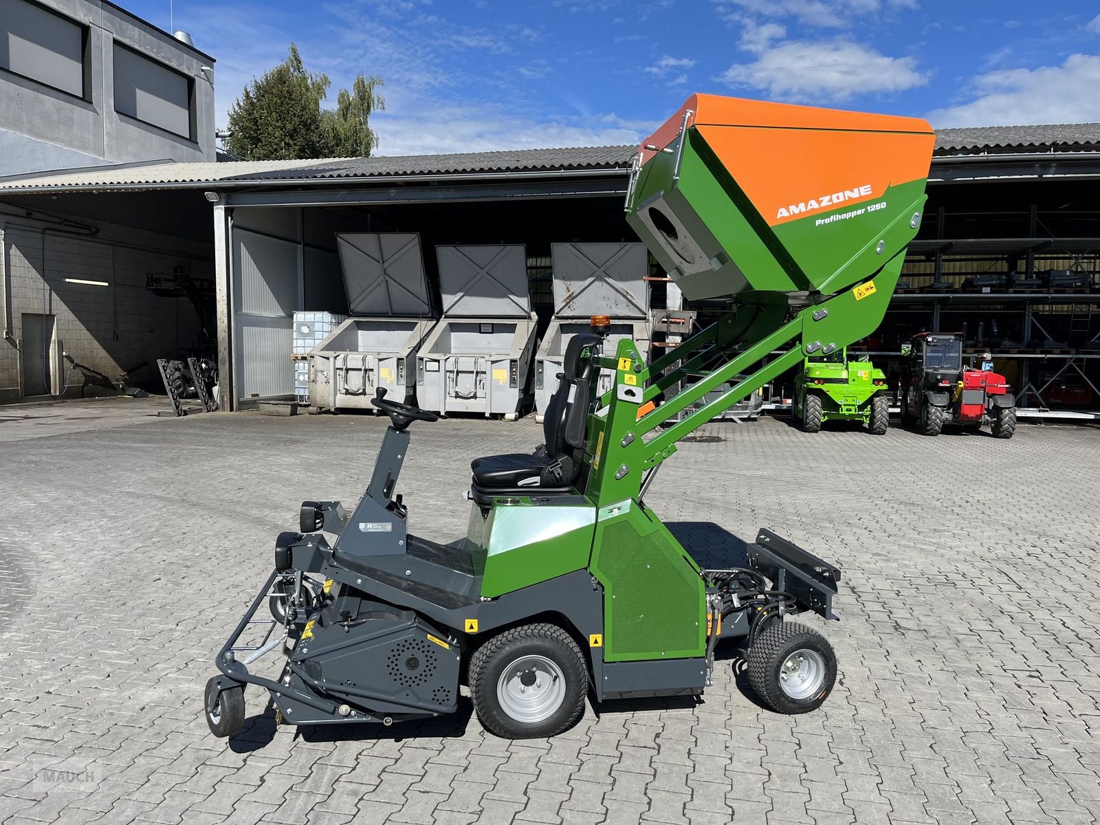 Rasentraktor des Typs Amazone Profihopper PH 1250 Hochentleerer, Diesel, Neumaschine in Burgkirchen (Bild 15)