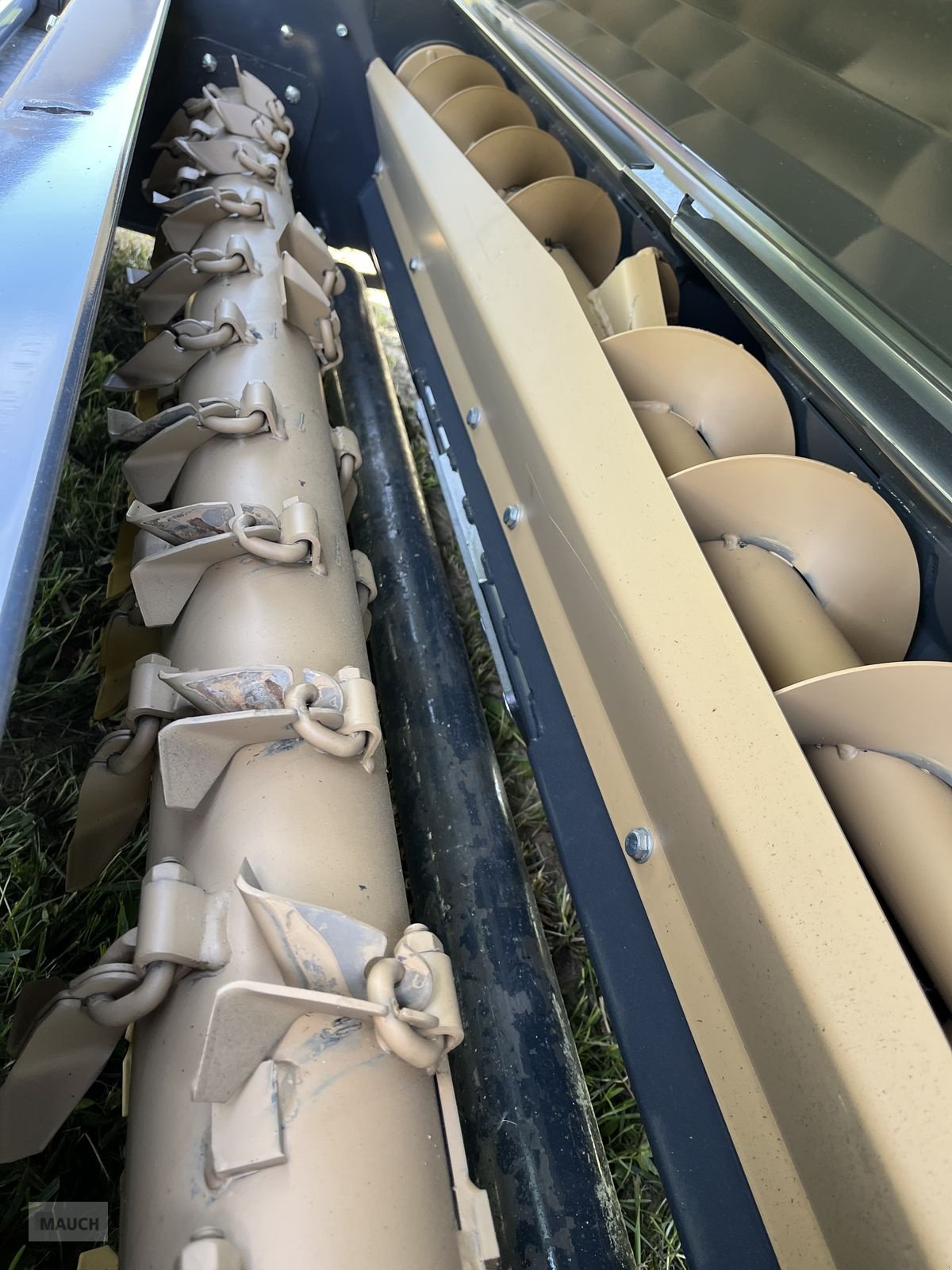 Rasentraktor des Typs Amazone Profihopper PH 1500 Hochentleerer, Diesel, Neumaschine in Burgkirchen (Bild 10)