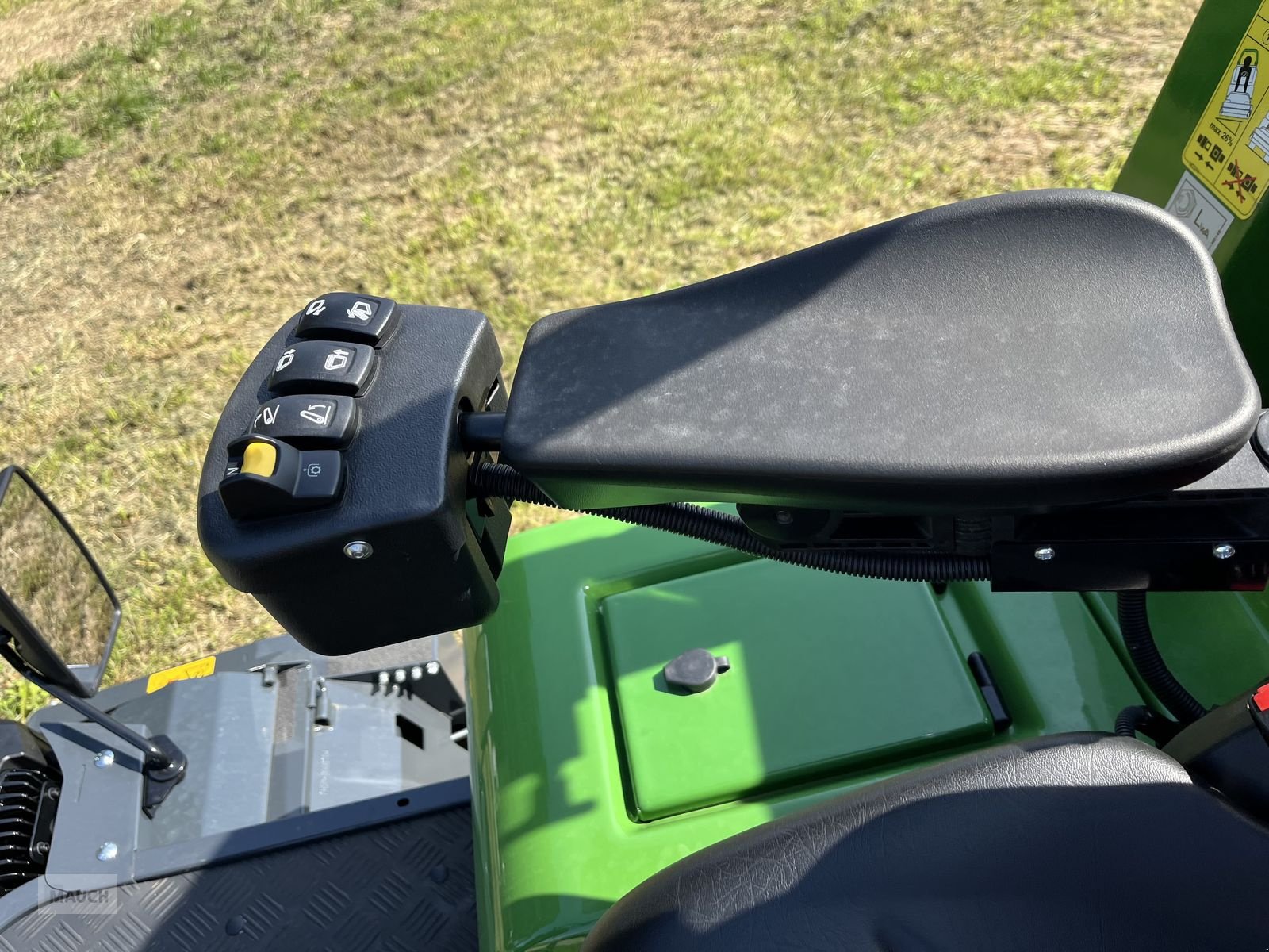 Rasentraktor des Typs Amazone Profihopper PH 1500 Hochentleerer, Diesel, Neumaschine in Burgkirchen (Bild 26)