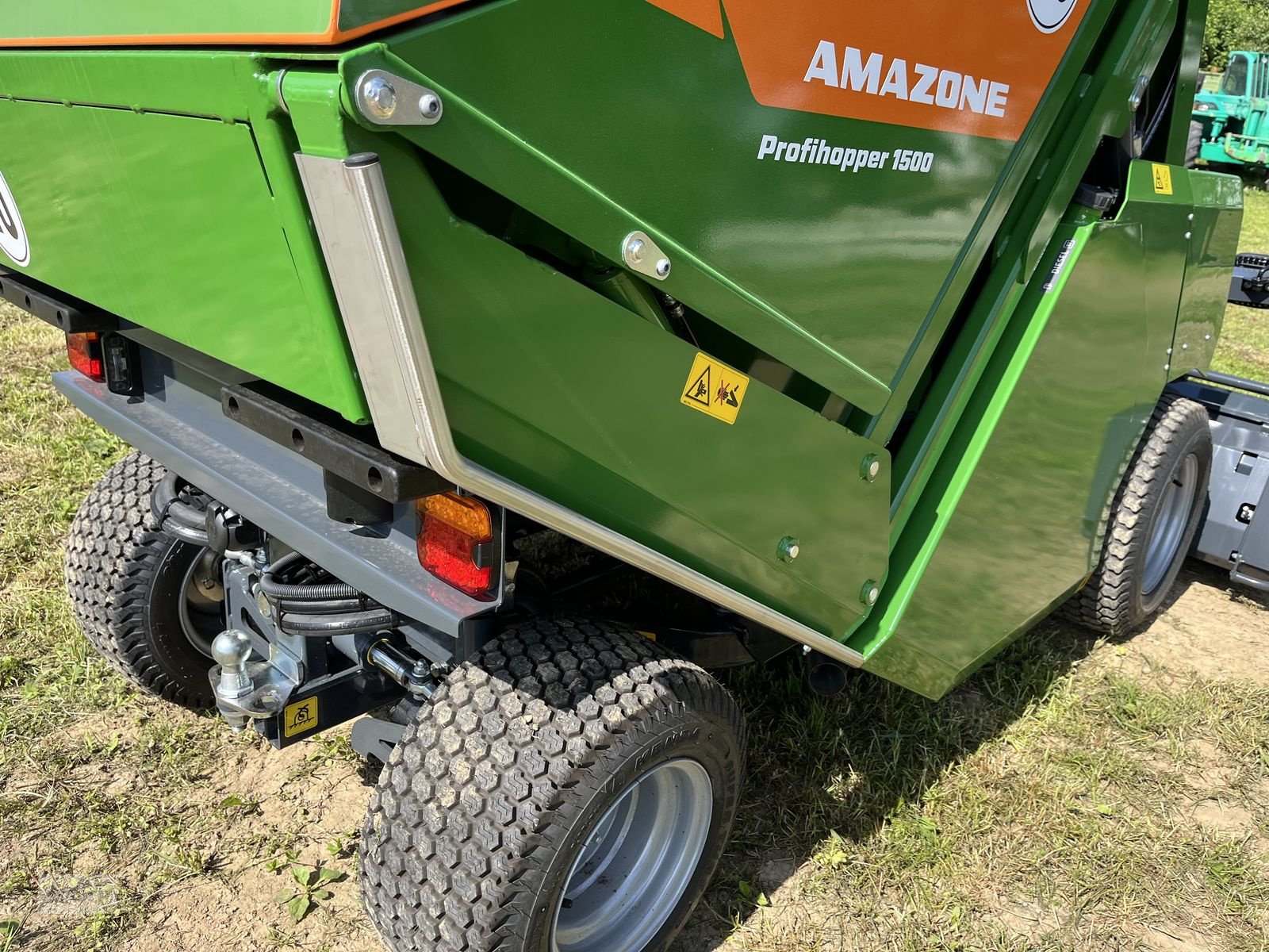 Rasentraktor des Typs Amazone Profihopper PH 1500 Hochentleerer, Diesel, Neumaschine in Burgkirchen (Bild 5)