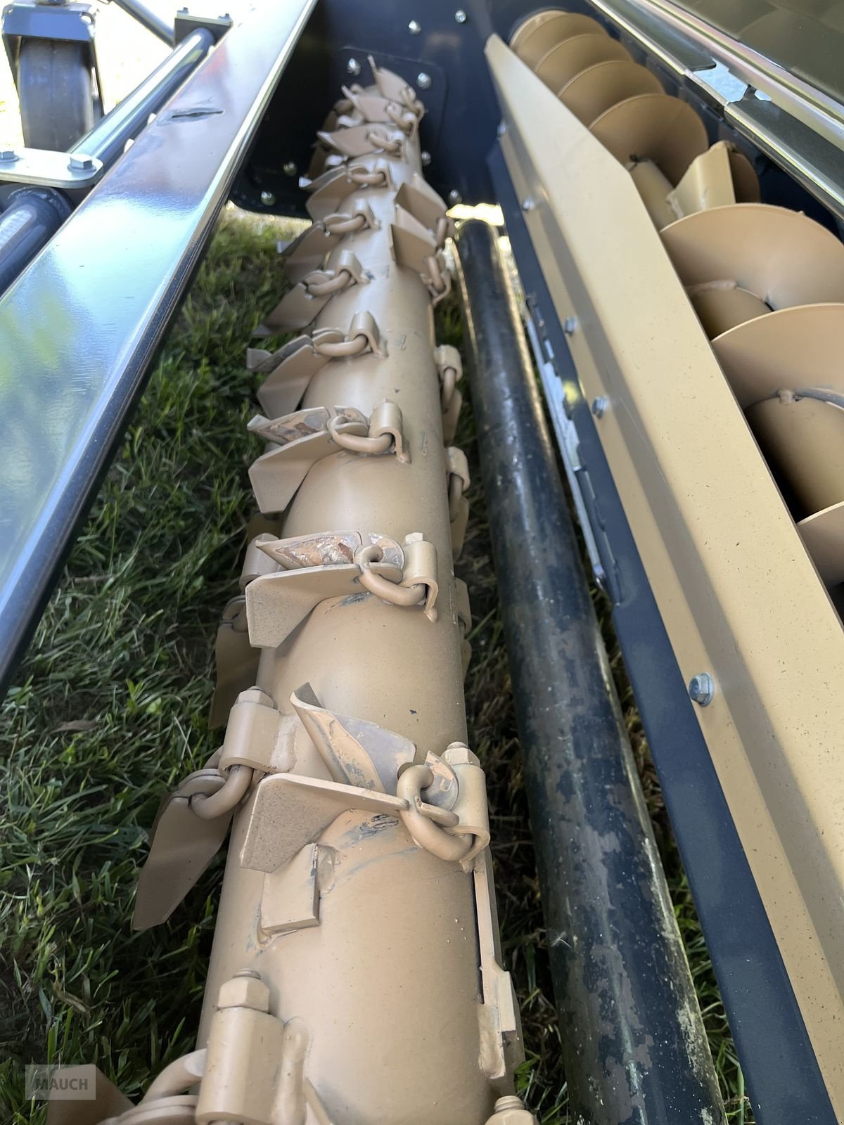 Rasentraktor des Typs Amazone Profihopper PH 1500 Hochentleerer, Diesel, Neumaschine in Burgkirchen (Bild 8)