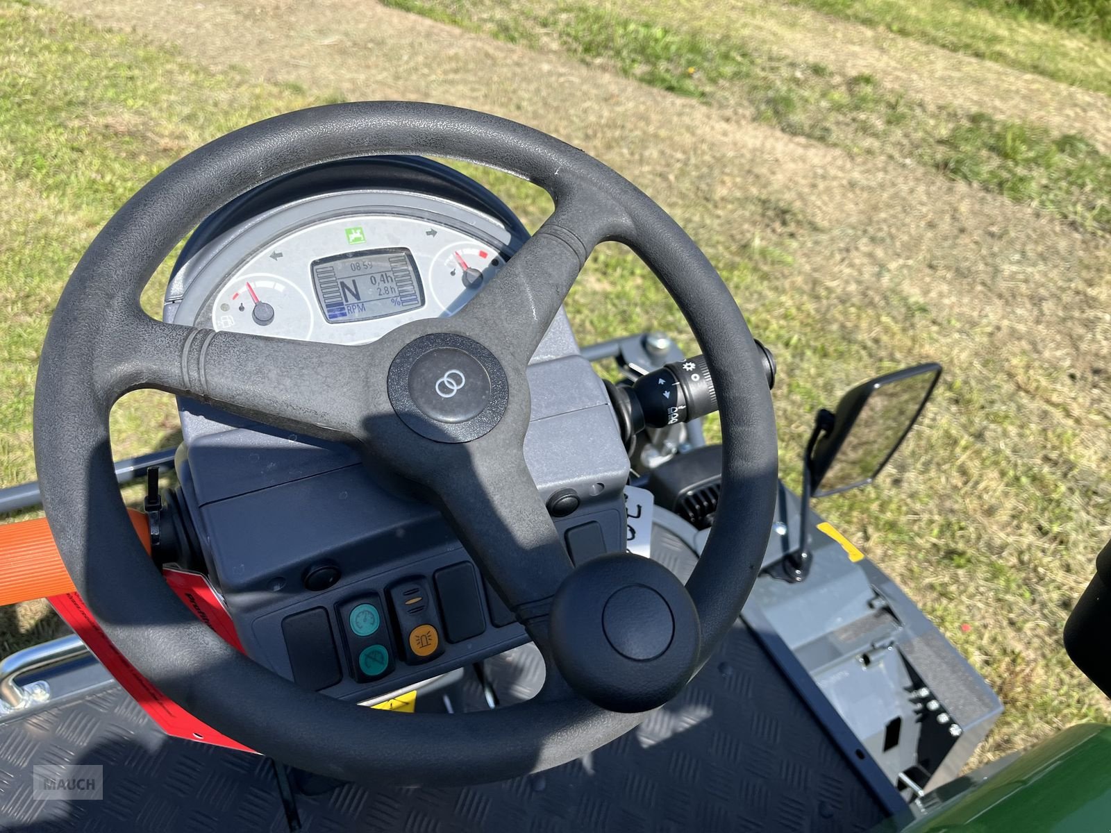 Rasentraktor des Typs Amazone Profihopper PH 1500 Hochentleerer, Diesel, Neumaschine in Burgkirchen (Bild 25)