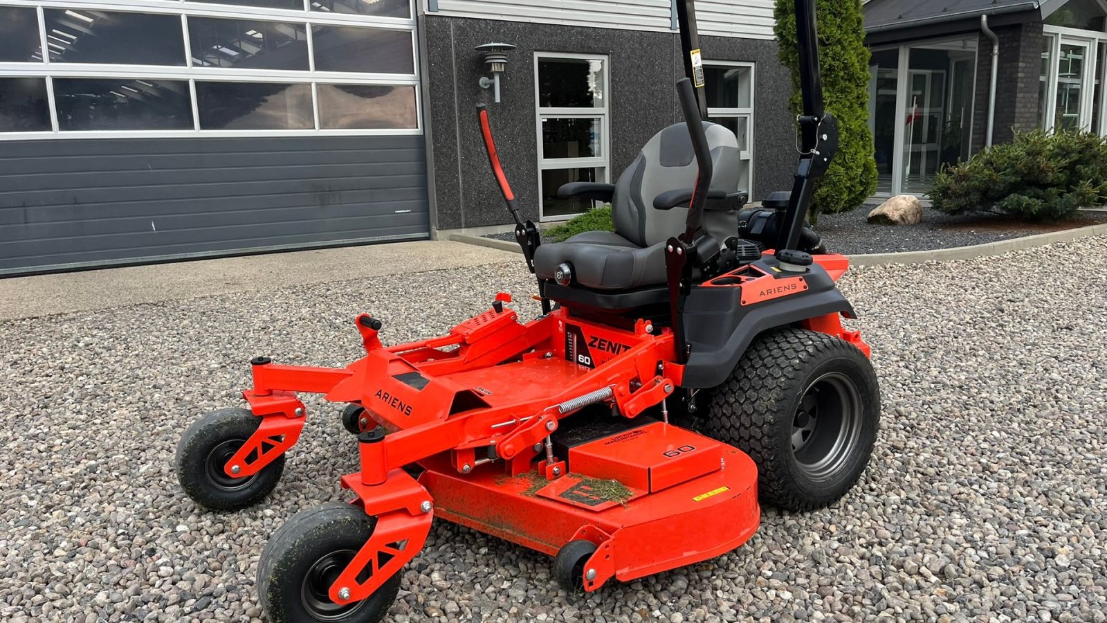 Rasentraktor des Typs Ariens Zenith 60 SD Top professionel maskine med stor 2 cylindret Kawasaki motor., Gebrauchtmaschine in Lintrup (Bild 7)