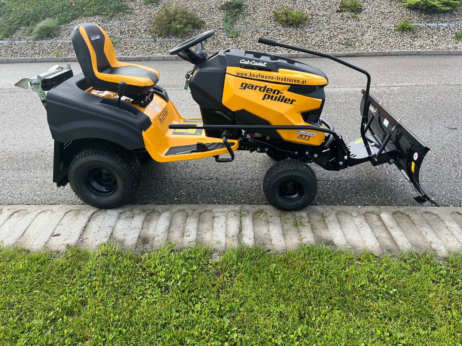 Rasentraktor от тип Cub Cadet Cub Cadet XT1 Winter, Gebrauchtmaschine в NATTERNBACH (Снимка 8)
