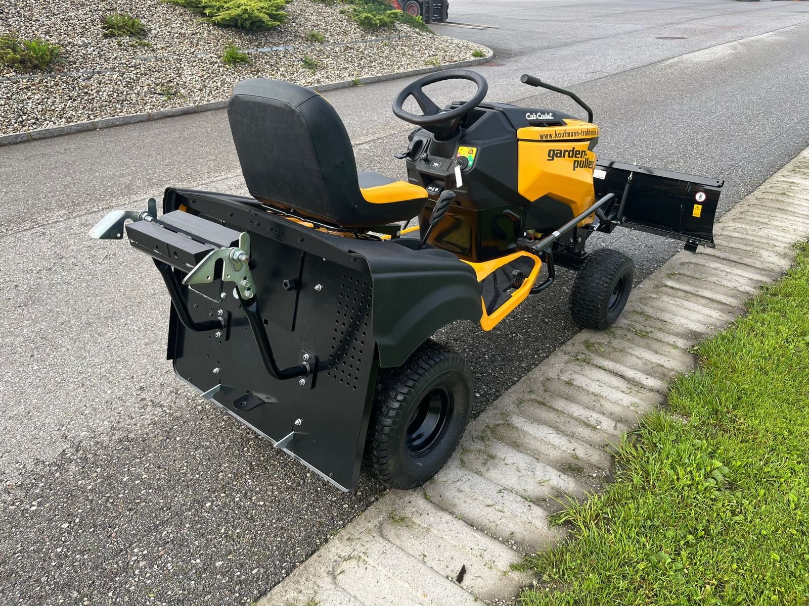 Rasentraktor от тип Cub Cadet Cub Cadet XT1 Winter, Gebrauchtmaschine в NATTERNBACH (Снимка 5)