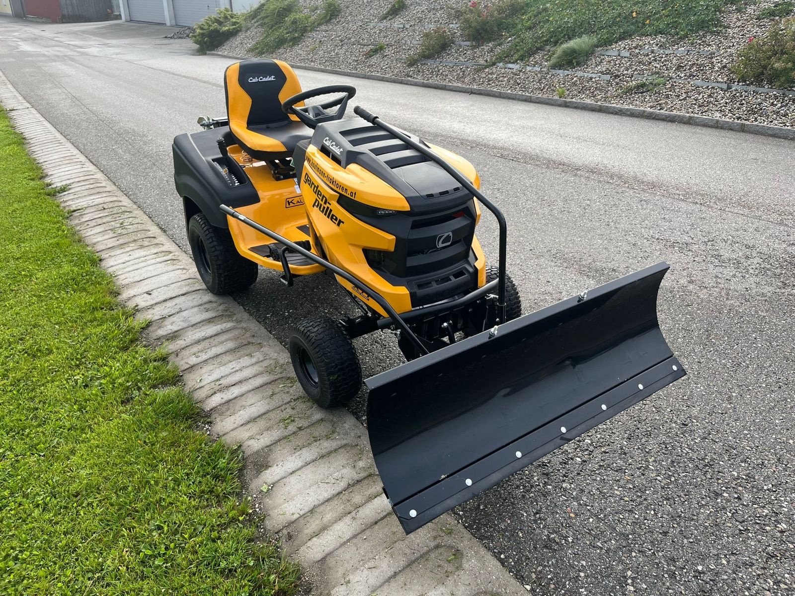 Rasentraktor от тип Cub Cadet Cub Cadet XT1 Winter, Gebrauchtmaschine в NATTERNBACH (Снимка 1)