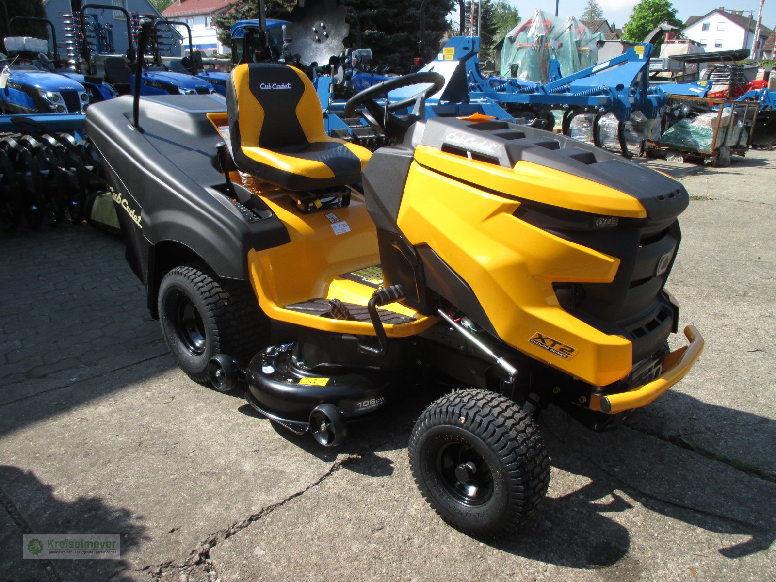 Rasentraktor of the type Cub Cadet XT 2 QR 106 2-Zylinder Kawasakimotor, Neumaschine in Feuchtwangen (Picture 1)