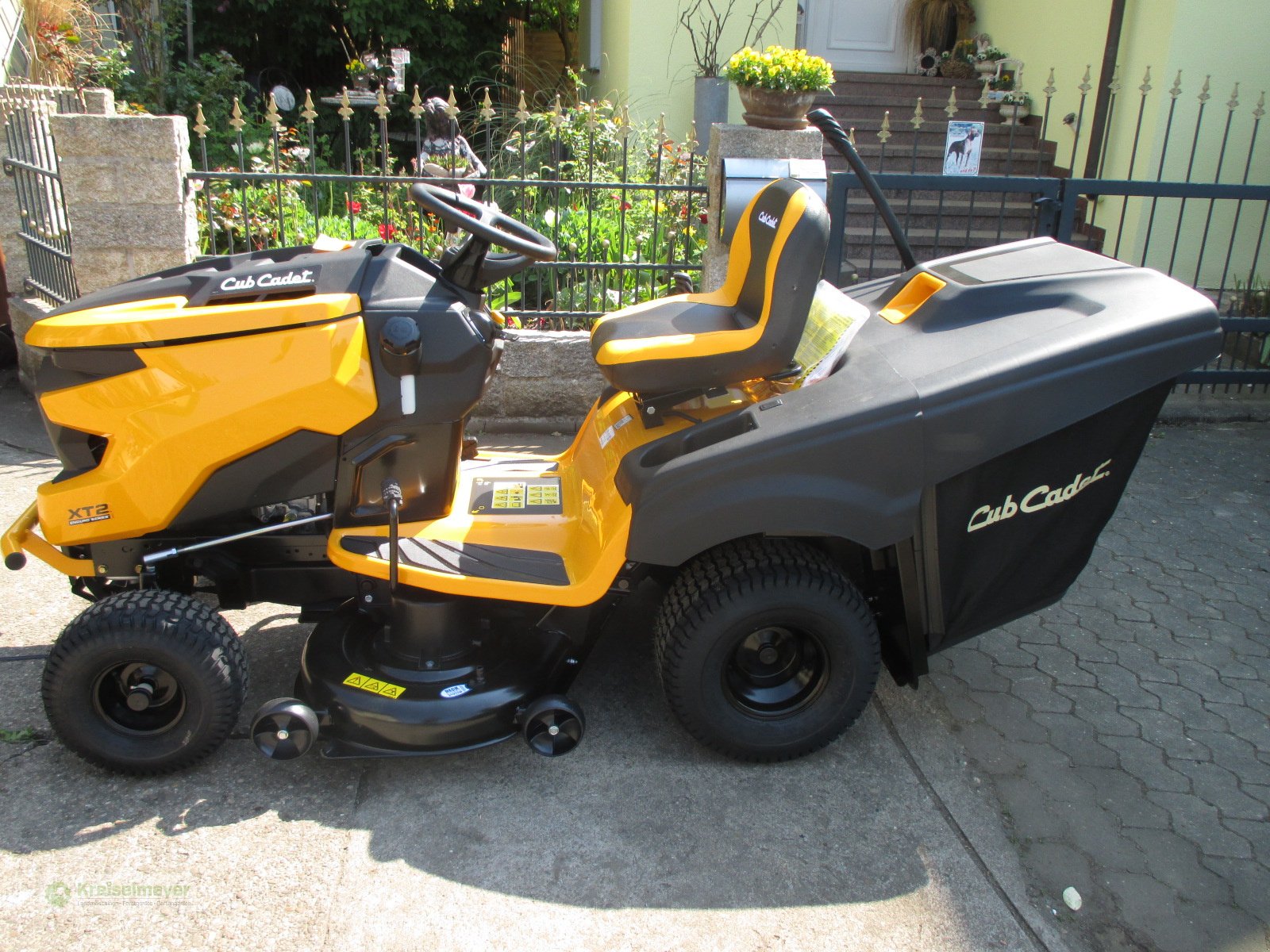 Rasentraktor of the type Cub Cadet XT 2 QR 106 2-Zylinder Kawasakimotor, Neumaschine in Feuchtwangen (Picture 2)