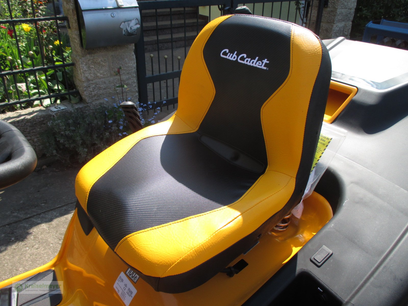 Rasentraktor of the type Cub Cadet XT 2 QR 106 2-Zylinder Kawasakimotor, Neumaschine in Feuchtwangen (Picture 5)