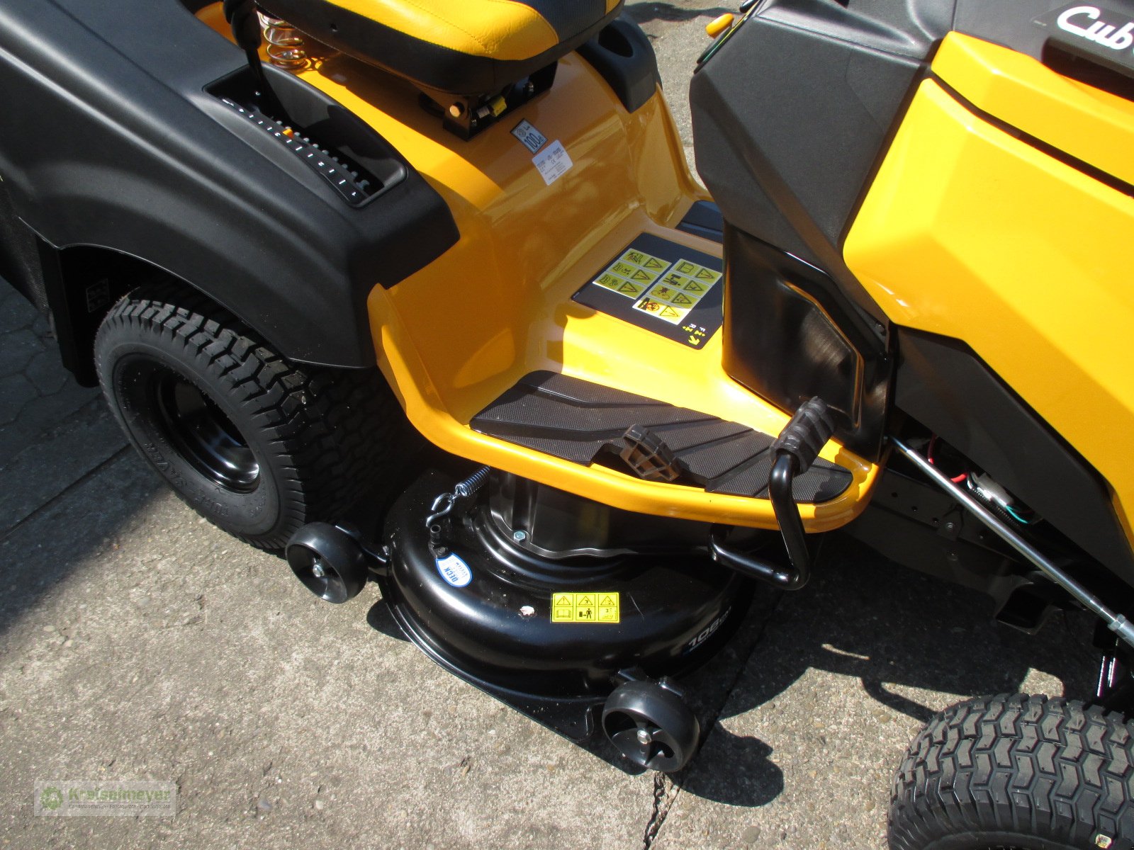 Rasentraktor of the type Cub Cadet XT 2 QR 106 2-Zylinder Kawasakimotor, Neumaschine in Feuchtwangen (Picture 7)