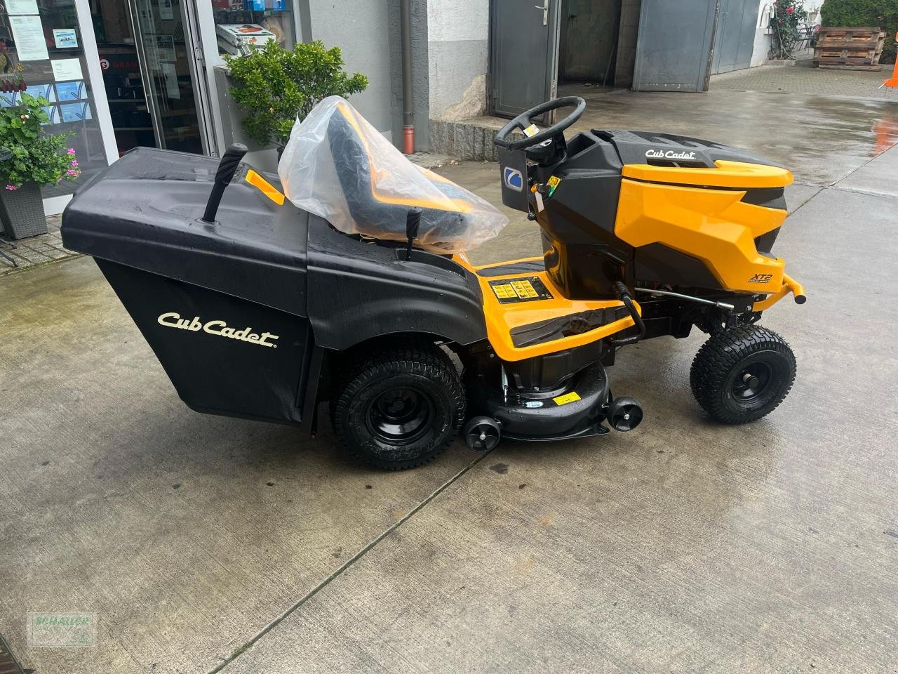 Rasentraktor of the type Cub Cadet XT2 QR 106, 2-Zylinder Kawasaki Motor, Fangkorb, Neumaschine in Geiselhöring (Picture 5)