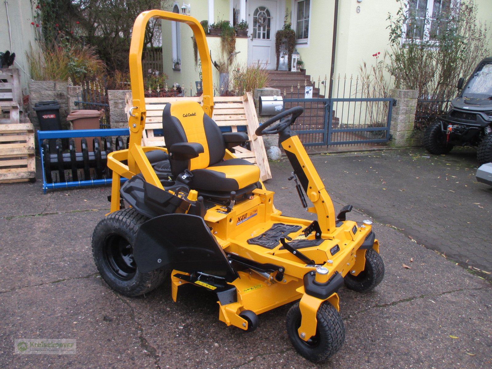 Rasentraktor a típus Cub Cadet XZ8 S137i Ultima Zero Turn Profi Nullwendekreismäher 137 cm Kohler Benzindirekteinspritzer, Neumaschine ekkor: Feuchtwangen (Kép 1)