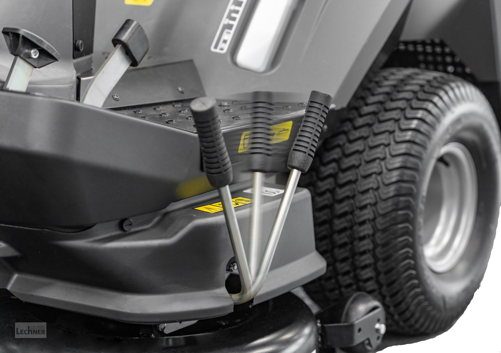 Rasentraktor des Typs Efco EF 106/24 KH „Exclusive Plus“ mit ChangeOver, Neumaschine in Bad Abbach-Dünzling (Bild 4)