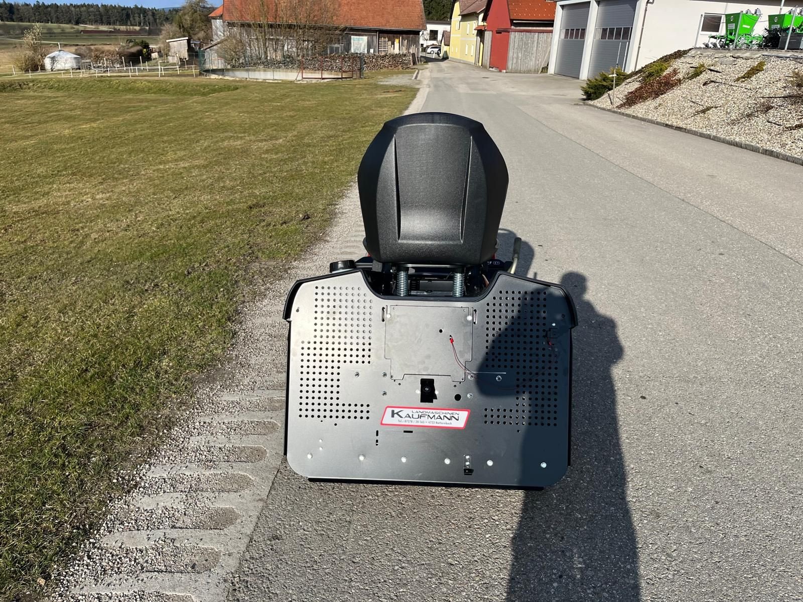 Rasentraktor des Typs Efco Efco EF110/24 KHH Hochgrasmäher, Neumaschine in NATTERNBACH (Bild 11)