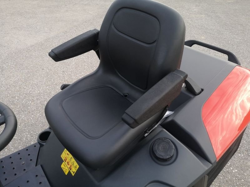 Rasentraktor des Typs Efco Rasentraktor EFCO EF 106/24 KH, Neumaschine in NATTERNBACH (Bild 12)