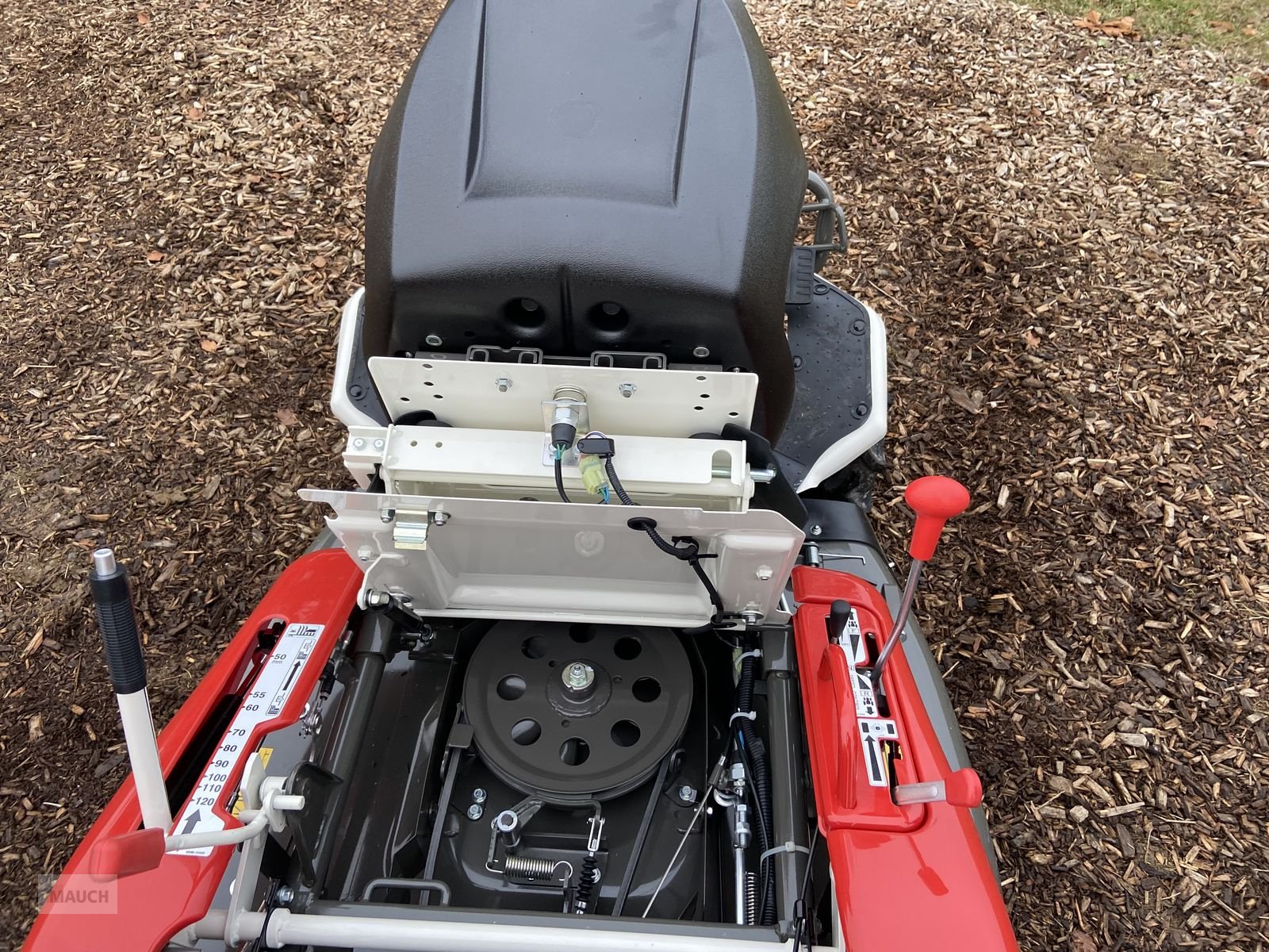 Rasentraktor des Typs Herkules Hochgrasmäher RM 982F Allrad NEU, Neumaschine in Burgkirchen (Bild 2)