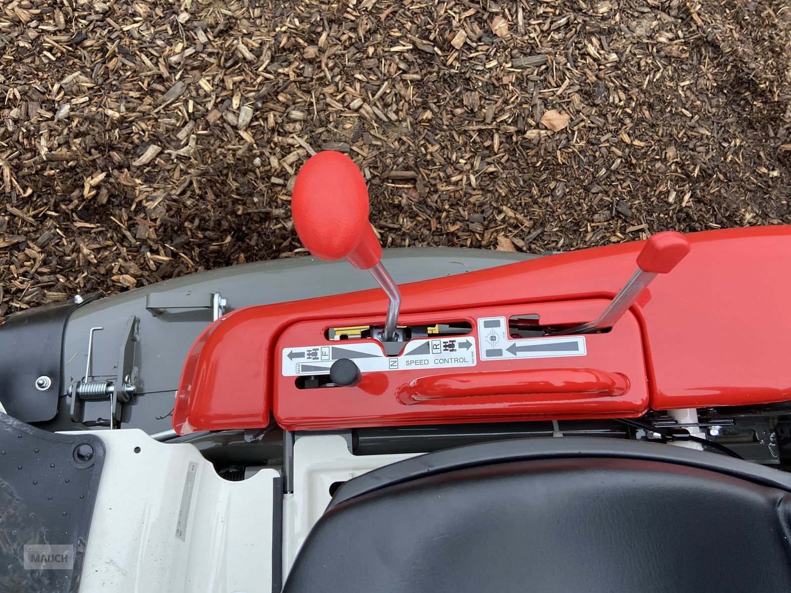 Rasentraktor des Typs Herkules Hochgrasmäher RM 982F Allrad NEU, Neumaschine in Burgkirchen (Bild 8)