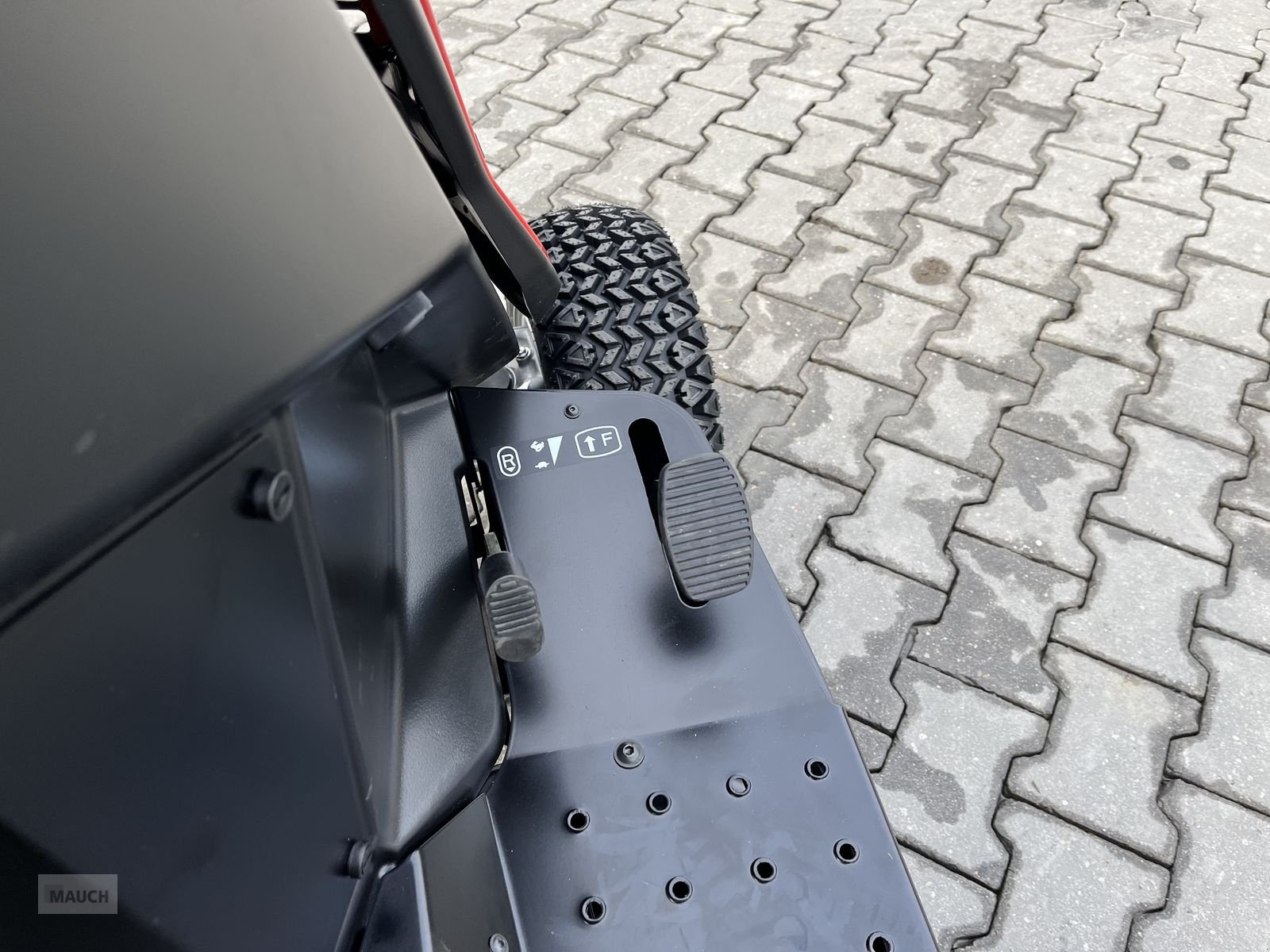 Rasentraktor of the type Herkules HT 102-24 XD 4WD Neo Modell 2025, Neumaschine in Burgkirchen (Picture 20)