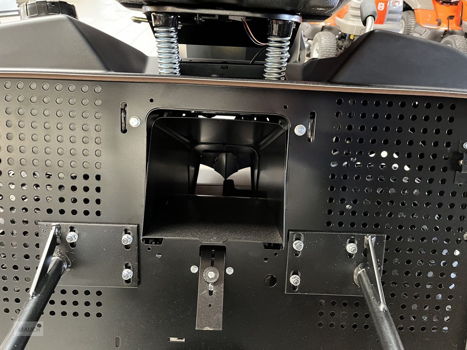 Rasentraktor of the type Herkules HT 102-24 XD 4WD Neo Modell 2025, Neumaschine in Burgkirchen (Picture 27)