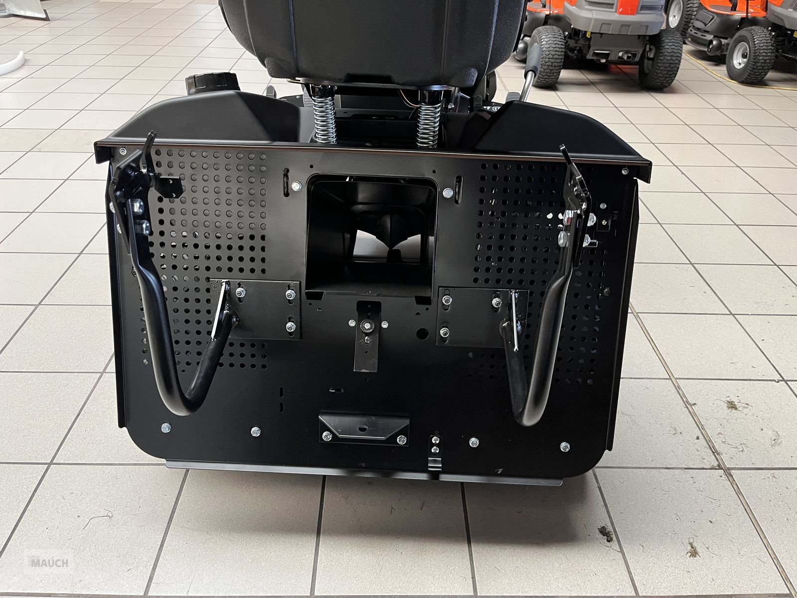 Rasentraktor des Typs Herkules HT102-24XD 4WD Allrad + Differentialspe, Neumaschine in Burgkirchen (Bild 28)