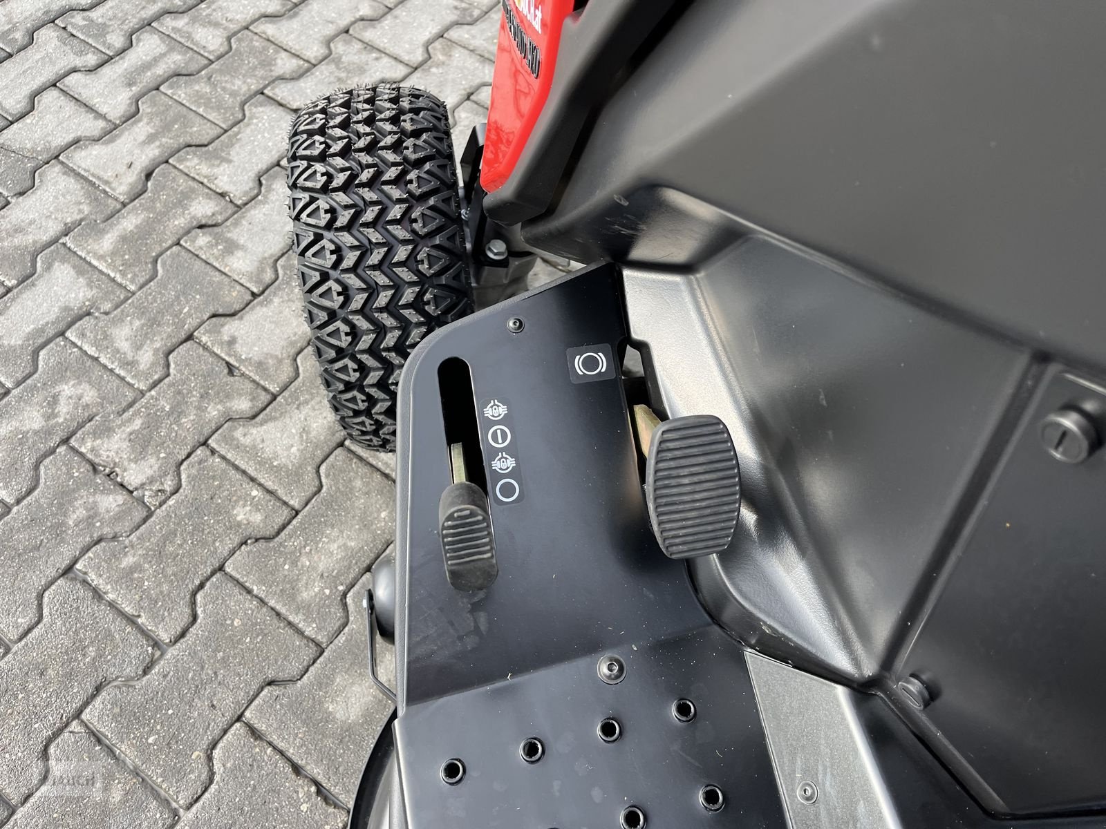 Rasentraktor des Typs Herkules HT102-24XD 4WD Allrad + Differentialspe, Neumaschine in Burgkirchen (Bild 18)