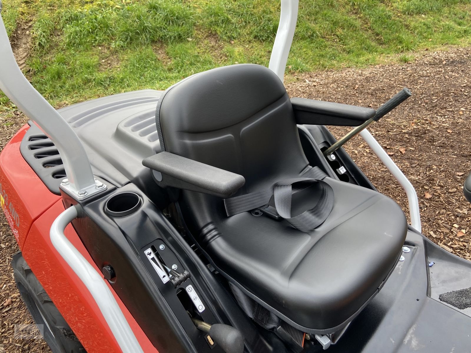 Rasentraktor des Typs Herkules HXT 110 - 26 Allrad Hochgrasmäher NEU, Neumaschine in Burgkirchen (Bild 7)