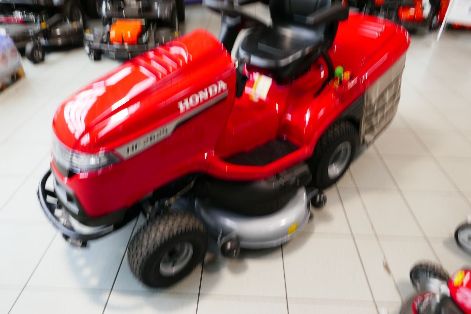 Rasentraktor des Typs Honda HF 2625 HTEH, Gebrauchtmaschine in Villach (Bild 5)