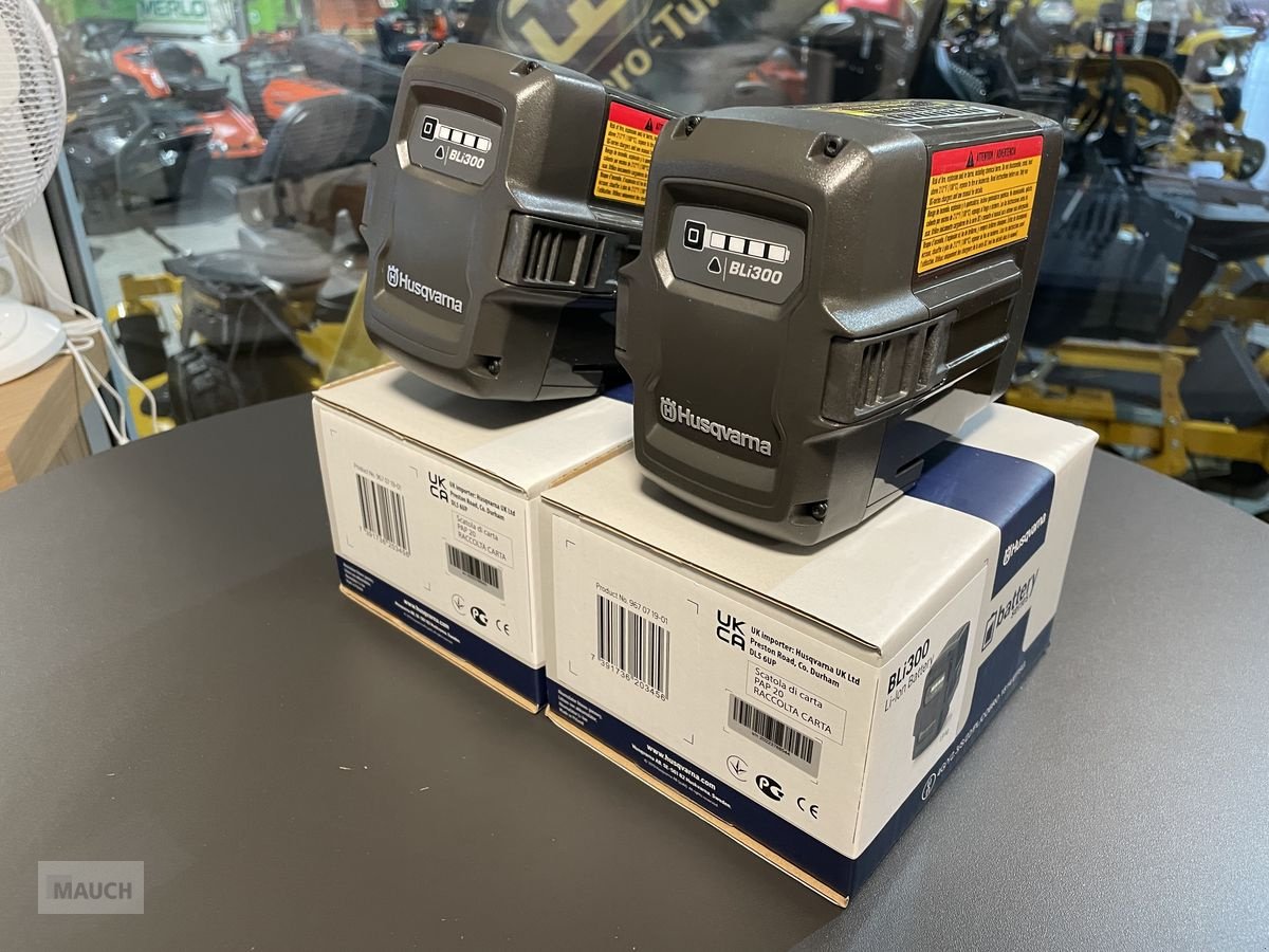 Rasentraktor des Typs Husqvarna Akku Set 2x BLI 300 & QC 500, Neumaschine in Burgkirchen (Bild 6)