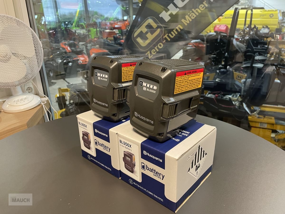 Rasentraktor des Typs Husqvarna Akku Set 2x BLI200X & QC 330, Neumaschine in Burgkirchen (Bild 3)