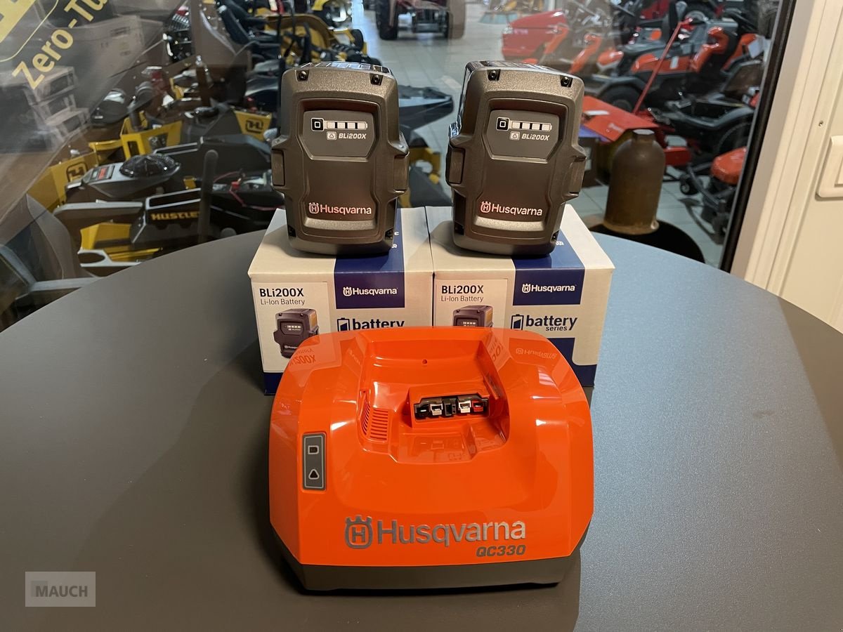 Rasentraktor des Typs Husqvarna Akku Set 2x BLI200X & QC 330, Neumaschine in Burgkirchen (Bild 1)