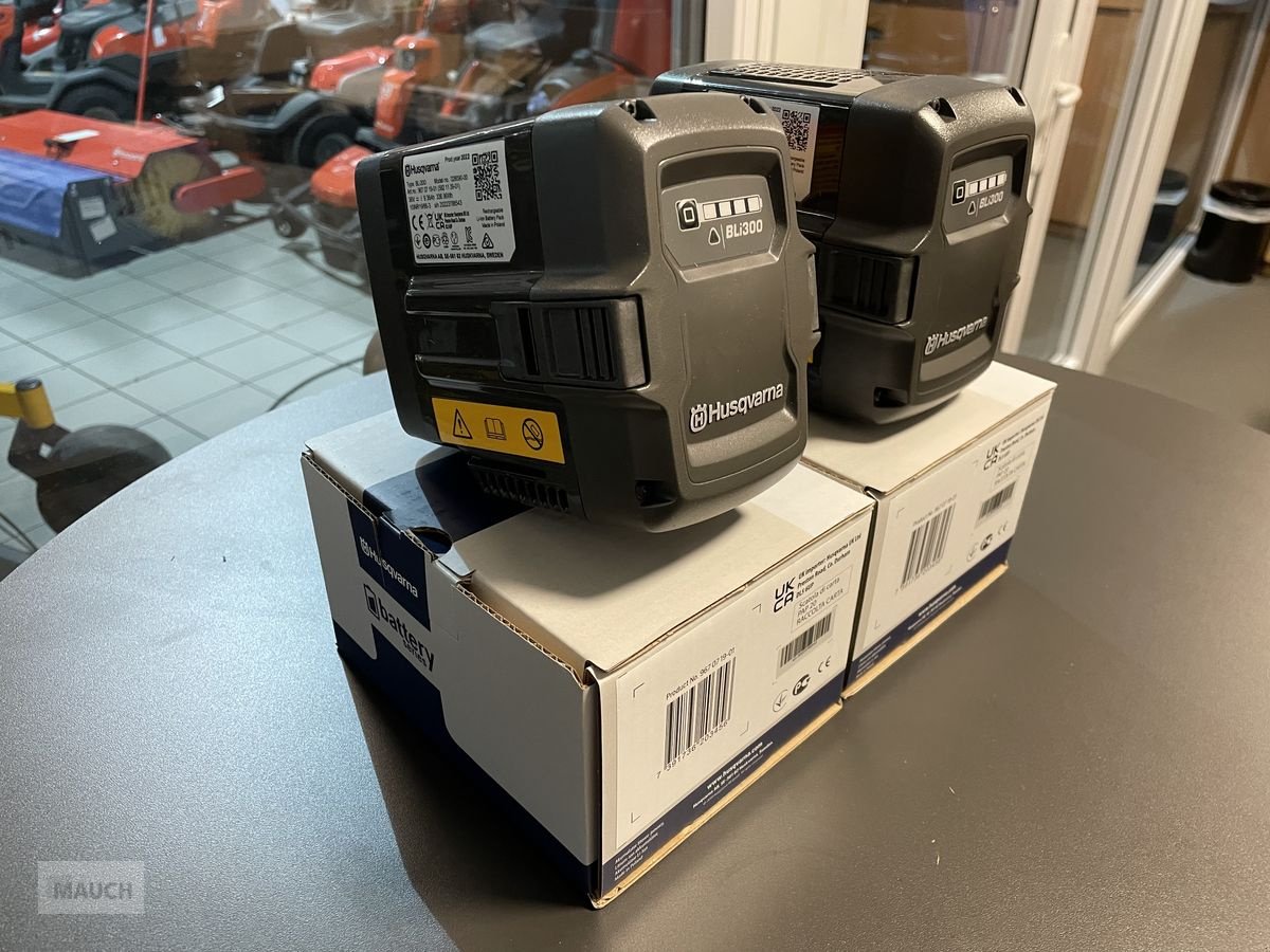 Rasentraktor des Typs Husqvarna Akku Set 2x BLI200X & QC 330, Neumaschine in Burgkirchen (Bild 7)