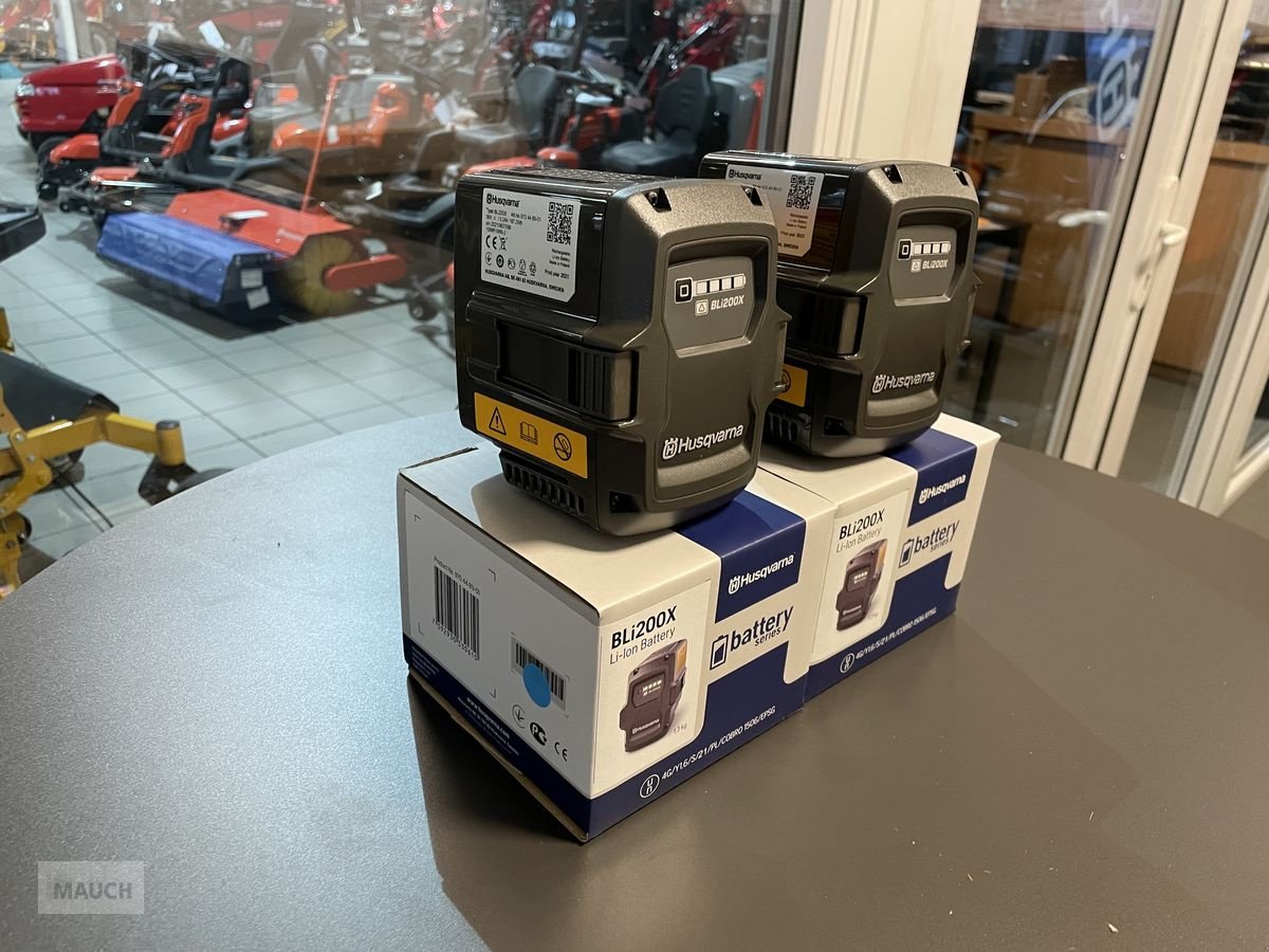 Rasentraktor des Typs Husqvarna Akku Set 2x BLI200X & QC 330, Neumaschine in Burgkirchen (Bild 4)