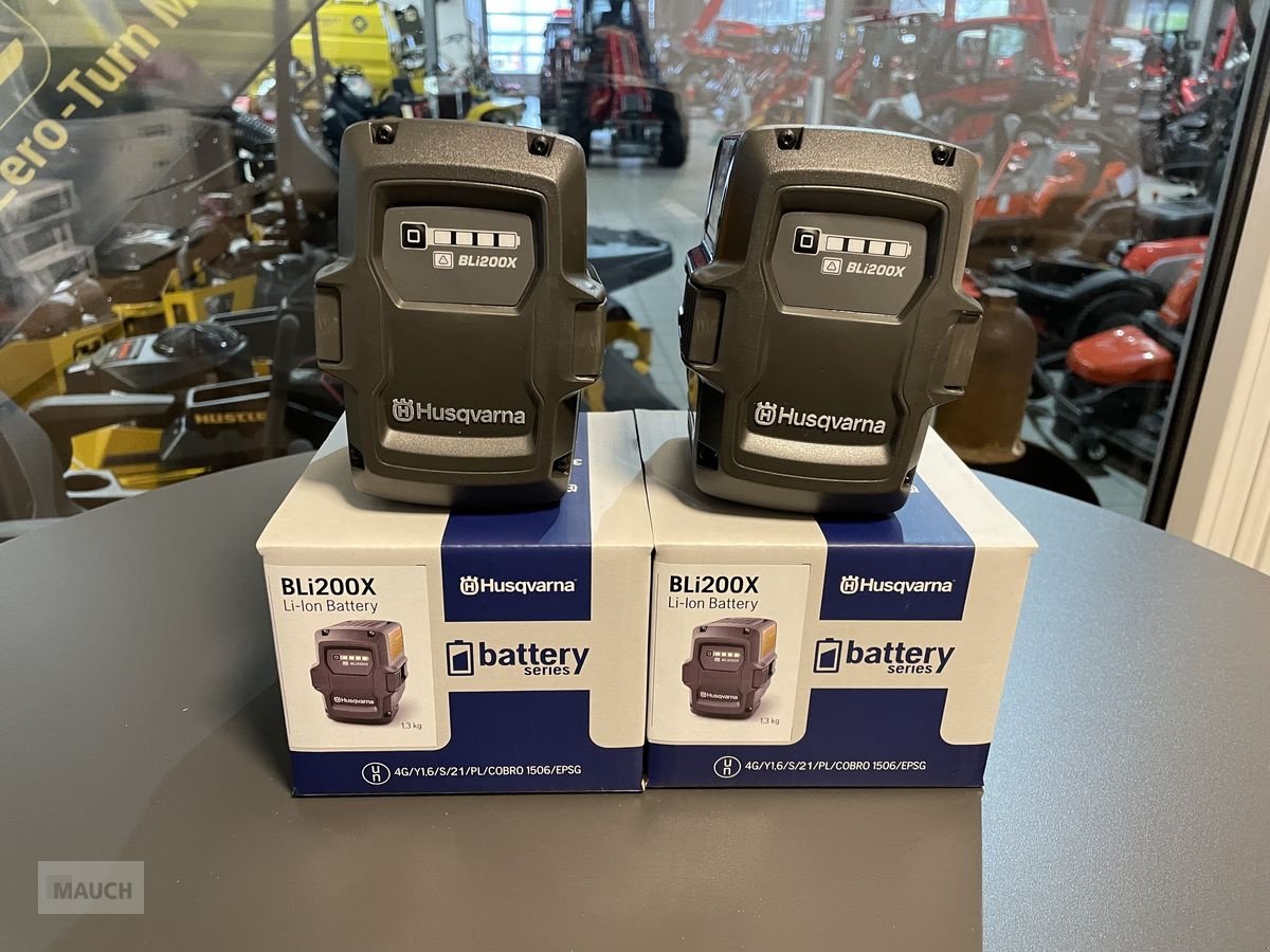 Rasentraktor des Typs Husqvarna Akku Set 2x BLI200X & QC 330, Neumaschine in Burgkirchen (Bild 5)