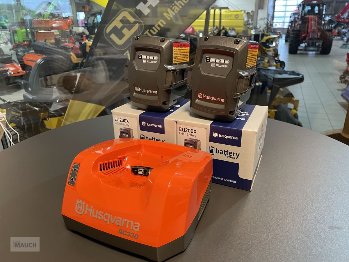 Rasentraktor des Typs Husqvarna Akku Set 2x BLI200X & QC 330, Neumaschine in Burgkirchen (Bild 9)
