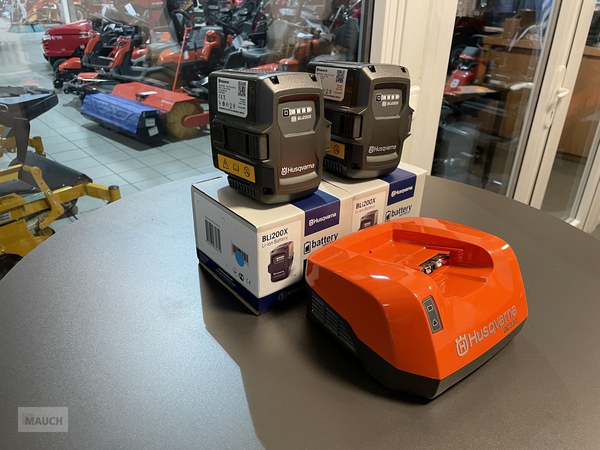Rasentraktor des Typs Husqvarna Akku Set 2x BLI200X & QC 330, Neumaschine in Burgkirchen (Bild 2)