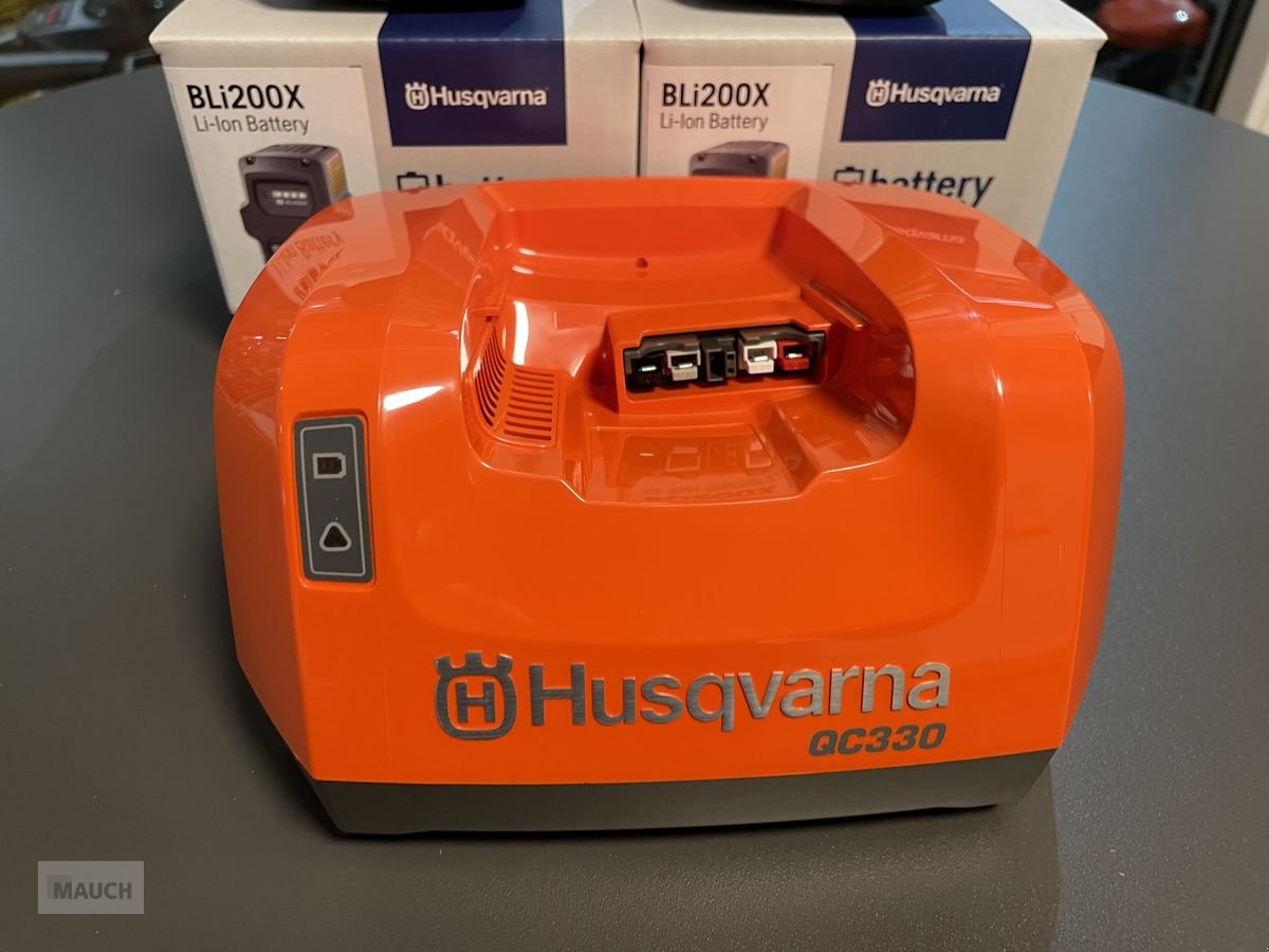 Rasentraktor des Typs Husqvarna Akku Set 2x BLI200X & QC 330, Neumaschine in Burgkirchen (Bild 11)