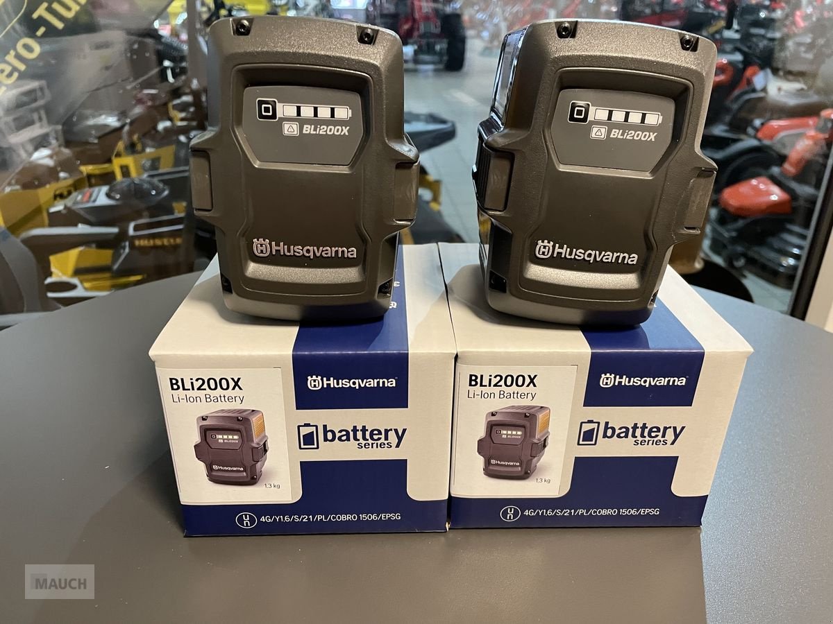 Rasentraktor des Typs Husqvarna Akku Set 2x BLI200X & QC 330, Neumaschine in Burgkirchen (Bild 8)
