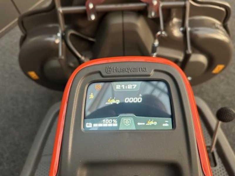 Rasentraktor des Typs Husqvarna Akkurider R200iX AWD mit 103icm Mähdeck, Neumaschine in Tamsweg (Bild 15)