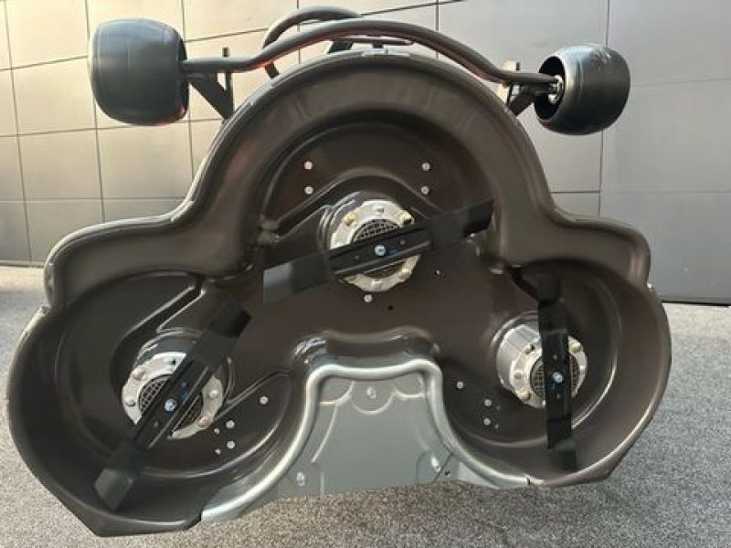 Rasentraktor des Typs Husqvarna Akkurider R200iX AWD mit 103icm Mähdeck, Neumaschine in Tamsweg (Bild 14)