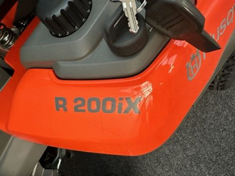 Rasentraktor des Typs Husqvarna Akkurider R200iX AWD mit 103icm Mähdeck, Neumaschine in Tamsweg (Bild 2)
