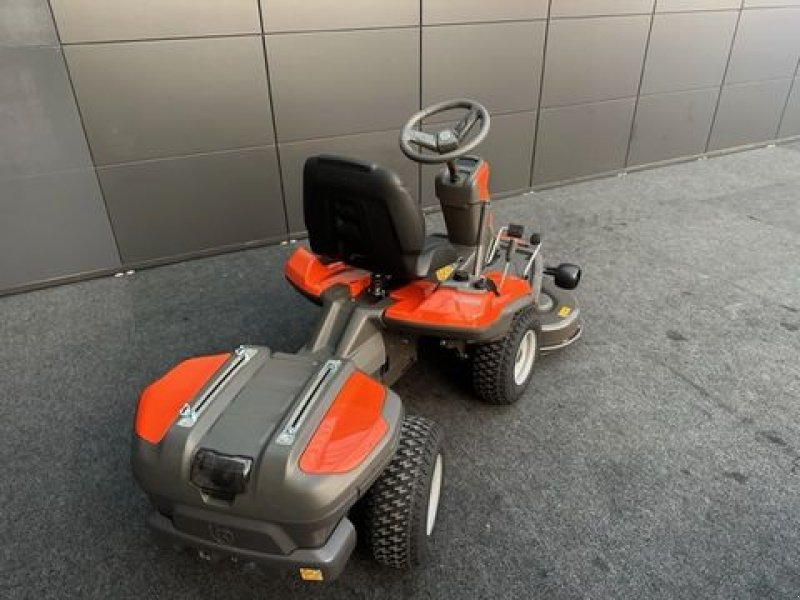 Rasentraktor des Typs Husqvarna Akkurider R200iX AWD mit 103icm Mähdeck, Neumaschine in Tamsweg (Bild 7)