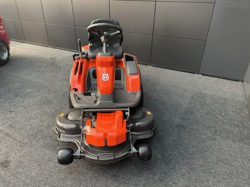 Rasentraktor des Typs Husqvarna Akkurider R200iX AWD mit 103icm Mähdeck, Neumaschine in Tamsweg (Bild 11)