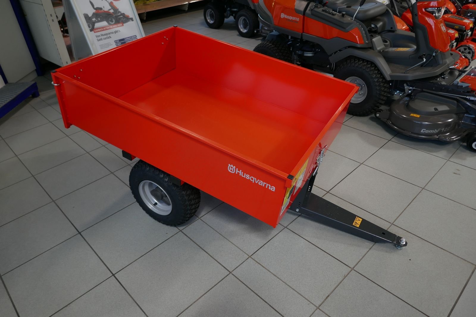 Rasentraktor des Typs Husqvarna Anhänger zum Kippen, Gebrauchtmaschine in Villach (Bild 1)