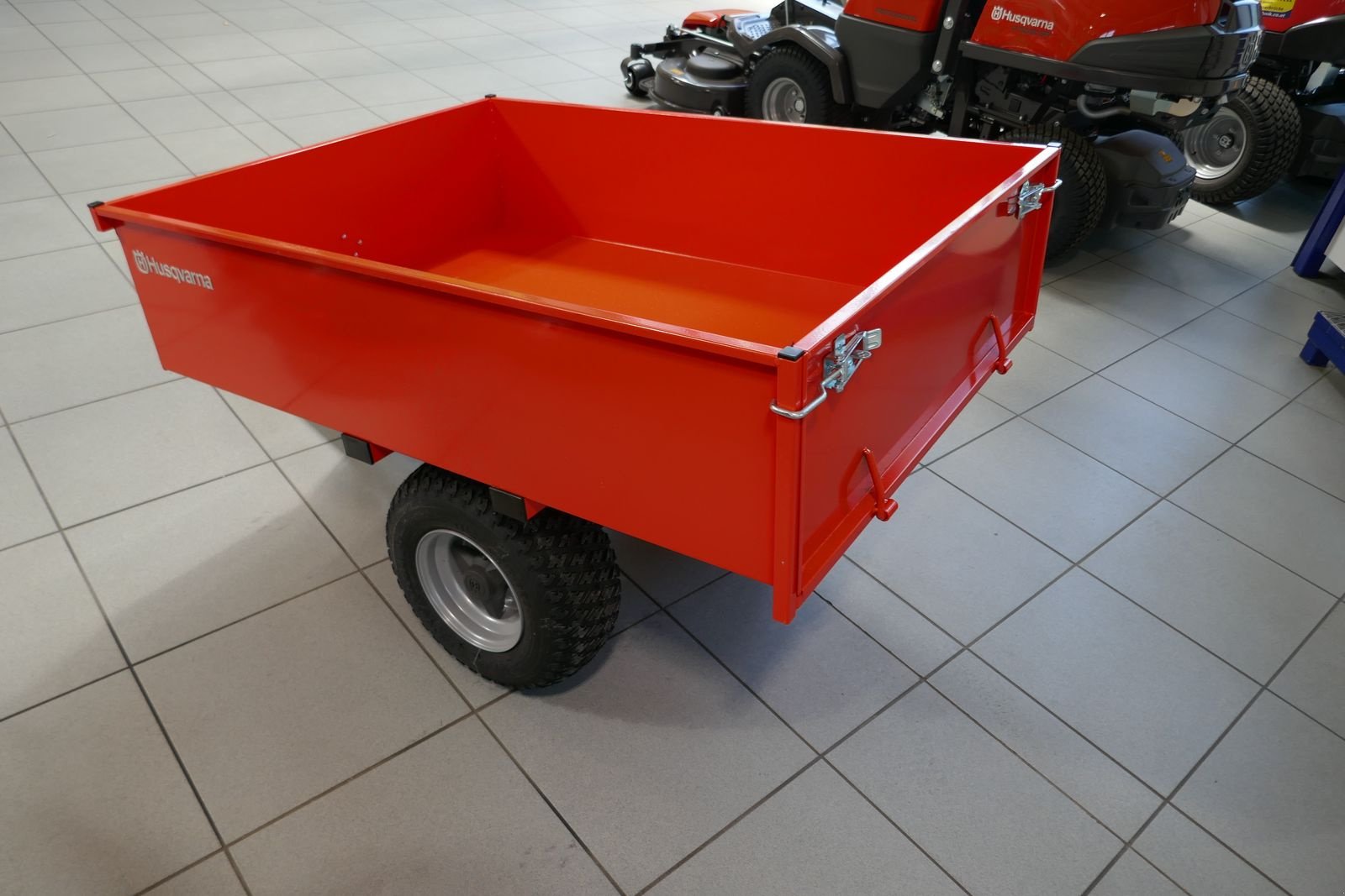 Rasentraktor des Typs Husqvarna Anhänger zum Kippen, Gebrauchtmaschine in Villach (Bild 4)