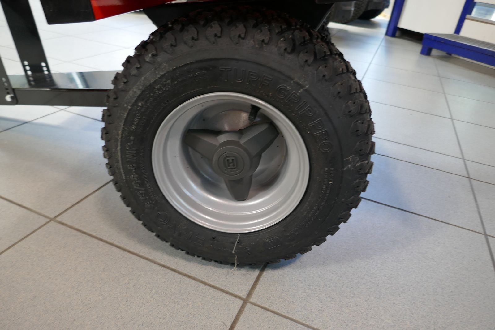 Rasentraktor des Typs Husqvarna Anhänger zum Kippen, Gebrauchtmaschine in Villach (Bild 5)