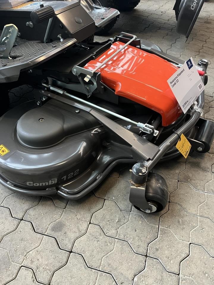 Rasentraktor des Typs Husqvarna COMBI 122 KLIPPEBORD, Gebrauchtmaschine in Jelling (Bild 1)