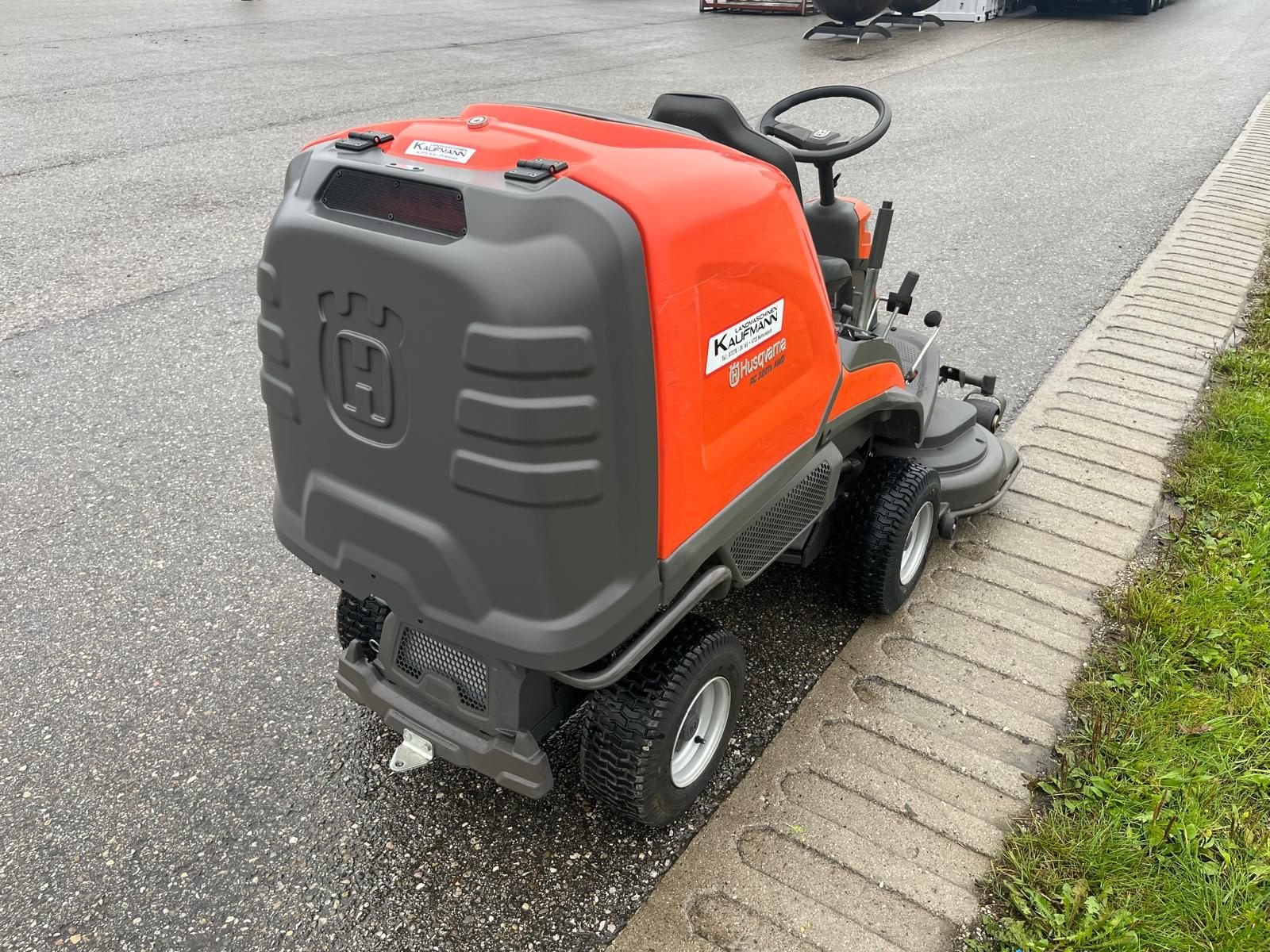 Rasentraktor des Typs Husqvarna Husqvarna  RC 320 TS AWD Rasentraktor, Gebrauchtmaschine in NATTERNBACH (Bild 4)