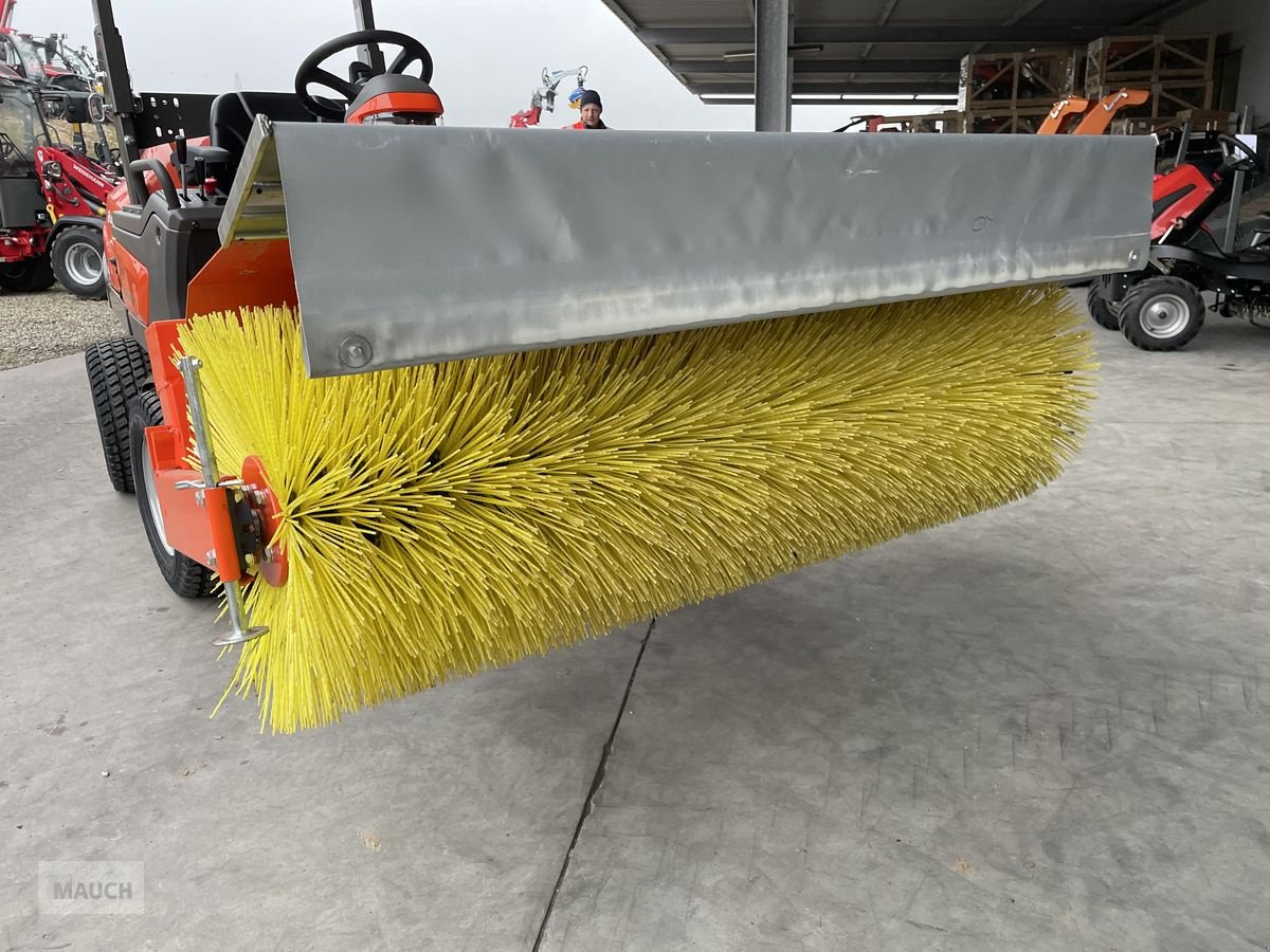 Rasentraktor des Typs Husqvarna Kehrbürste / Kehrmaschine für Dieselrider, Vorführmaschine in Burgkirchen (Bild 5)