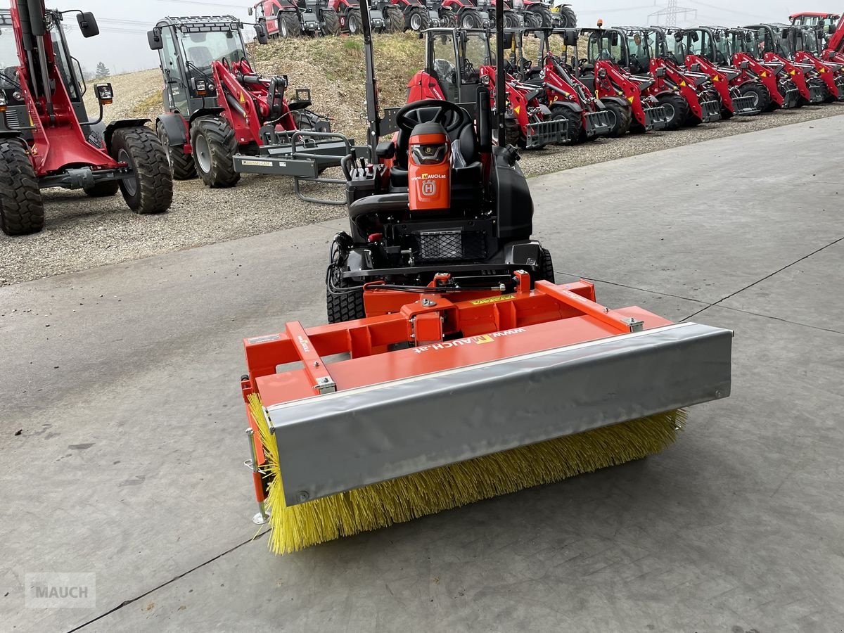 Rasentraktor des Typs Husqvarna Kehrbürste / Kehrmaschine für Dieselrider, Vorführmaschine in Burgkirchen (Bild 14)
